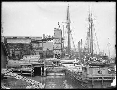 Dokken en boten aan een onbekende waterkant, mogelijk Harlem River, Inwood, New York, ca. 1910 door William Davis Hassler
