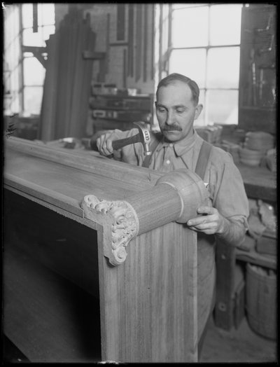 Bevestiging op het ornament van een houten kist, Oneida, New York, 3 april 1916 door William Davis Hassler