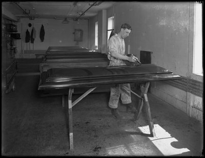 Het toppen van houten kisten, Oneida, New York, 3 april 1916 door William Davis Hassler