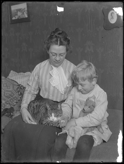 Harriet E. Hassler en William Gray Hassler, zittend met lapjeskat (Reddy) en teddybeer, c.1911 door William Davis Hassler
