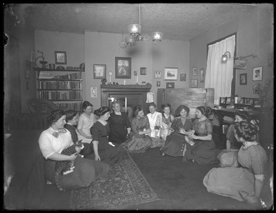 Harriet E. Hassler met een groep jonge vrouwen, 206 W. 13th Street, New York door William Davis Hassler
