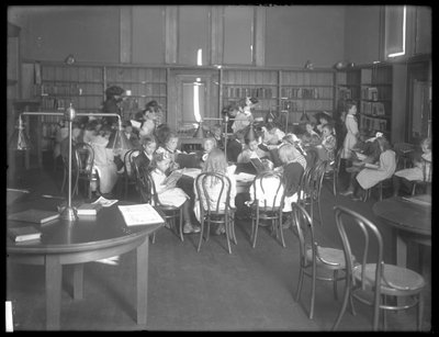 Interieur van een niet-geïdentificeerde tak van de Queens Borough Public Library, c.1910 door William Davis Hassler