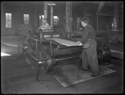 Lopend hout bedoeld voor gebruik in kistproductie door een dubbelzijdige schaafmachine, Oneida, New York, 3 april 1916 door William Davis Hassler