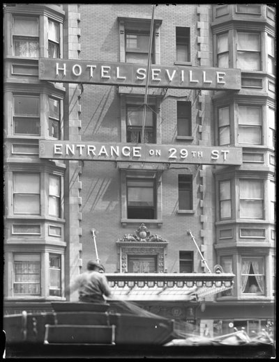 Bord voor het Hotel Sevillle op 29th Street, New York City, 29 juli 1916 door William Davis Hassler