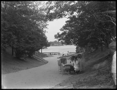 Uitzicht op laan die leidt naar water, 86th Street Park laan naar de East River, New York City, 31 juli 1914 door William Davis Hassler