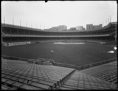 Uitzicht op de Polo Grounds vanaf de tribunes naar het veld en de hoofdtribune, New York, 3 juli 1914 door William Davis Hassler