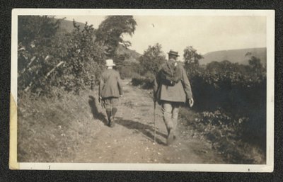 Ralph Vaughan Williams en Gustav Holst wandelen in de Malvern Hills, september 1921 (zwart-wit foto) door William Gillies Whittaker
