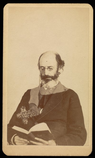 [ongeïdentificeerde kalende man met baard die zittend voorleest]. door William H. Mumler