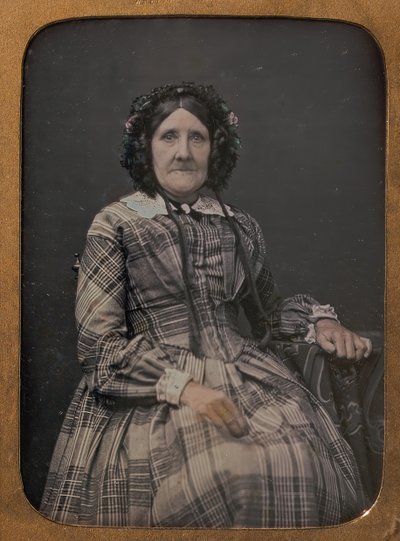 Zittende oudere vrouw met geruite jurk en muts, 1854-60 door William Hardy Kent