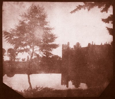 Lacock Abbey in reflectie door William Henry Fox Talbot