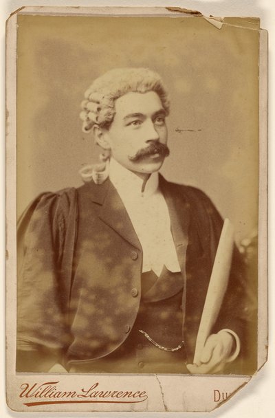 [Man met witte pruik, donkere snor, houdt papieren vast]. door William Lawrence