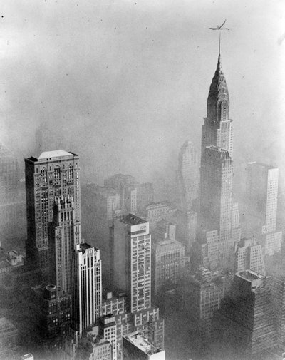 Smog ontneemt zicht op Chrysler Building vanaf Empire State Building, New York City door William Van Alen