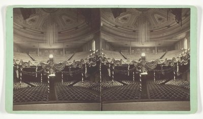 Zonder titel [auditorium versierd met Amerikaanse vlaggen], eind 19e eeuw door Wright and Hartwell
