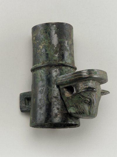 Naafdop met borgpen gegoten in de vorm van een katachtige kop door Zhou Dynasty Chinese School