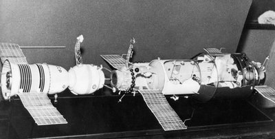 Een model van Soyuz 11 gekoppeld aan het ruimtestation Salyut 1 door Frederick (attr. to) Barnard