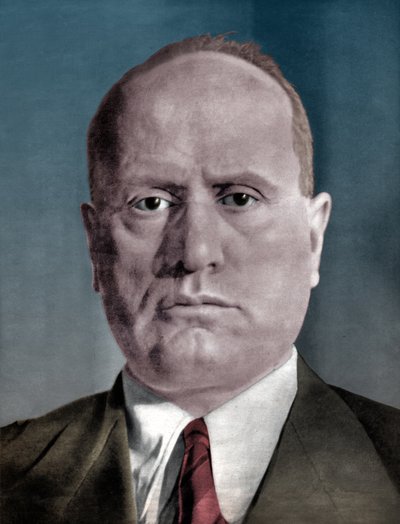 Benito Mussolini door . .