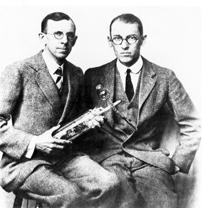 Clinton J Davisson en Lester H Germer, Amerikaanse natuurkundigen, ca. 1927 door Frederick (attr. to) Barnard