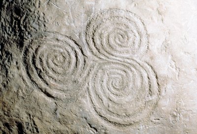 Detail van curvilineaire rotsgravures in Newgrange Stone Age Passage Tomb door Georg Carl Heinrich Dollmann