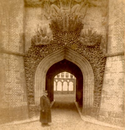 Wachter buiten de ingang van het Paleis van Pena (Palácio da Pena), Sintra, Lissabon, Portugal ca. 1888 door Frederick (attr. to) Barnard