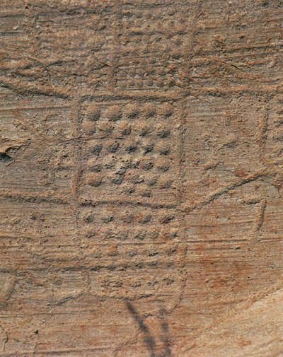 Prehistorische Camunische rotsgravure, bekend als "Kaart van Bedolina" door Isabel Redie