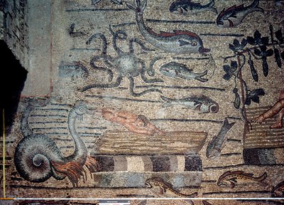 Jona wordt uitgespuwd door de walvis, detail van een decoratieve vloer die christelijke beelden en heidense symbolen afbeeldt, ca. 313 AD door Hippolyte Lalaise Devéria