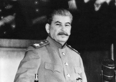 Joseph Stalin tijdens een toespraak waarin hij Japan als agressornatie bestempelt, begin 1945. door Frederick (attr. to) Barnard