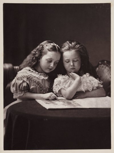 Maud en Ethel May Robinson, c door Frederick (attr. to) Barnard