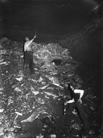 Mijnbouw, steenkool Gas testen in een mijnschacht, Ramrod Hall Pit, Staffordshire, ca. 1890s door Frederick (attr. to) Barnard