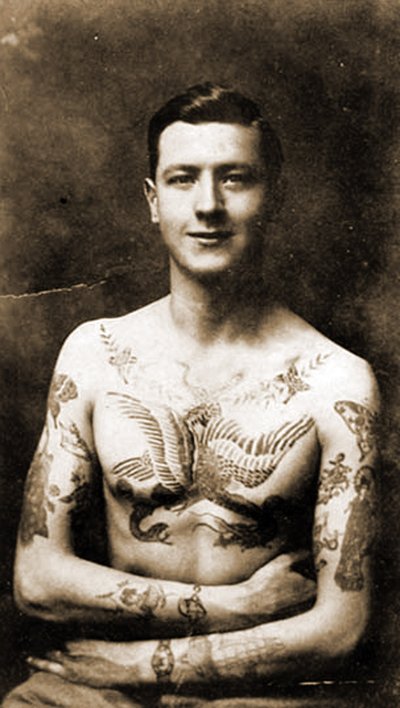 Portret van een man met uitgebreide tatoeages ca. 1920 door Hippolyte Lalaise Devéria