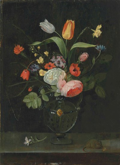Rozen, tulpen, een narcis en andere bloemen in een glazen vaas, op een stenen rand met een muis door . .