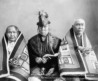 Drie broers, oude stamhoofden van de Kak-Von-Tons van de Chilkat-stam, ca.1907 door . .