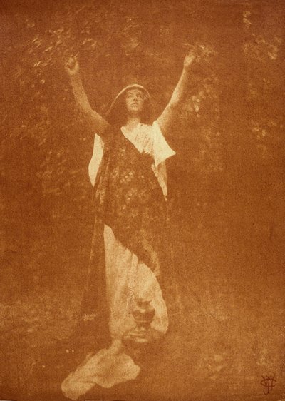 Vrouw met een vaas, ca. 1906 door John Pardon