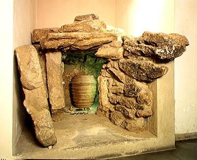 Reconstructie van een Etruskische tombe met een urn door after Etruscan
