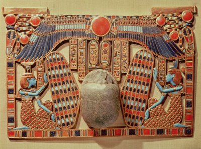 Borstvinnen versierd met de gevleugelde scarabee beschermd door Isis en Nephthys, uit het graf van Toetanchamon (ca.1370-52 v. Chr.) Nieuw Koninkrijk (gouden cloisonne en glaspasta) door Egyptian 18th Dynasty