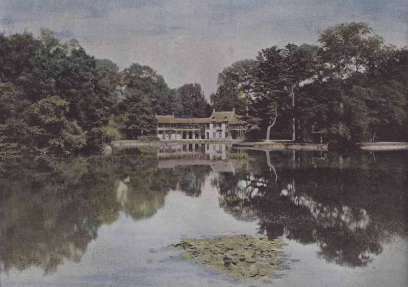 Le Petit Trianon, Uitzicht op de Hameau en het Meer door (after) French Photographer