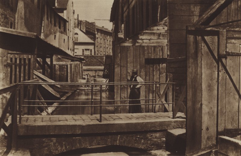 De oevers van de Bievre aan de voet van de straat des Gobelins door (after) French Photographer