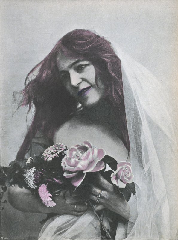 Portret van een vrouw met een boeket bloemen (gekleurde foto) door (after) French Photographer