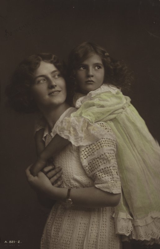 Moeder en dochter door English Photographer