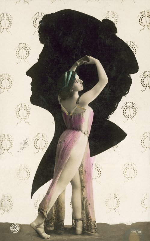 Meisje met opvallende, blote benen, met hoofd in silhouet erachter door French Photographer