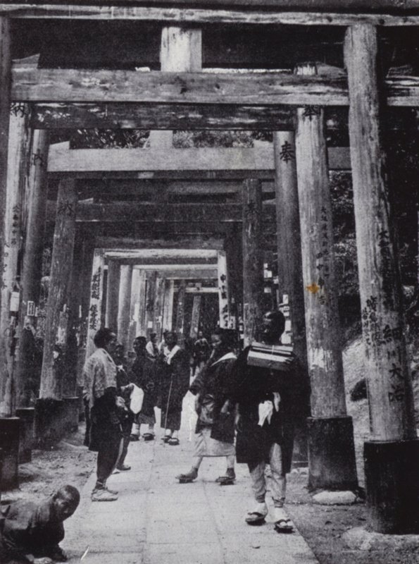 Een benadering van de Shinto-tempel van Inari door American Photographer (after)