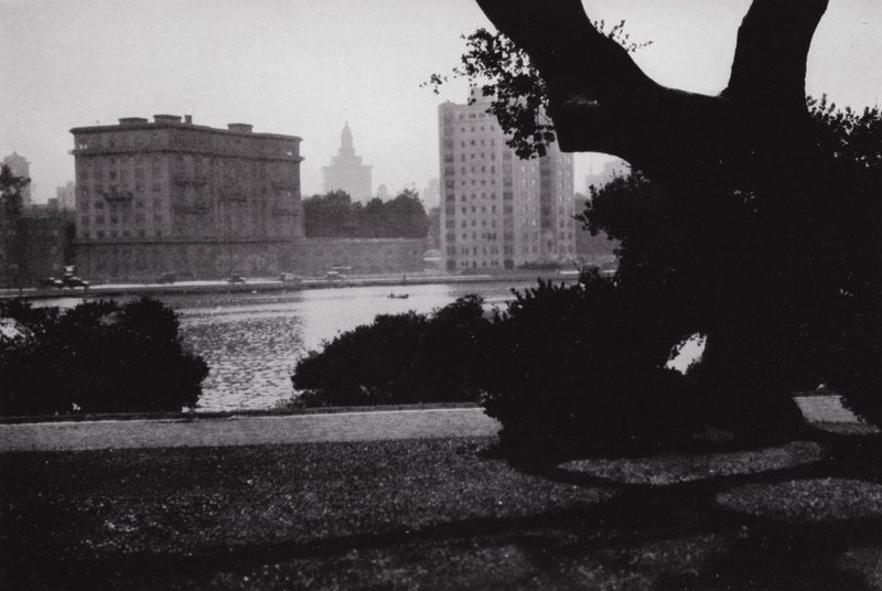 Californië: Oakland, Lake Merritt, in het hart van de stad, omgeven door grote gebouwen en vele mooie huizen door American Photographer (after)