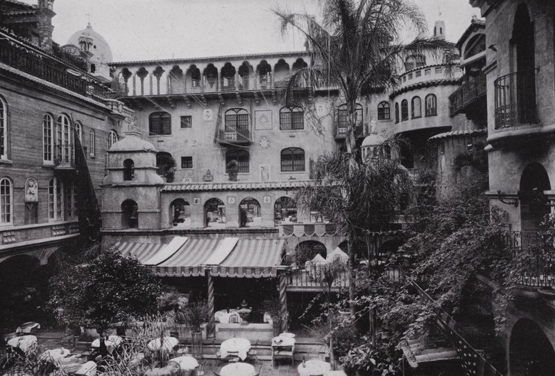 Californië: Riverside, Patio eetkamer van de Glenwood Mission Inn door American Photographer (after)