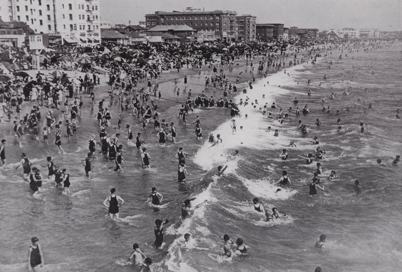 Californië: Venetië, een populair het-hele-jaar-door strandresort nabij Los Angeles door American Photographer (after)