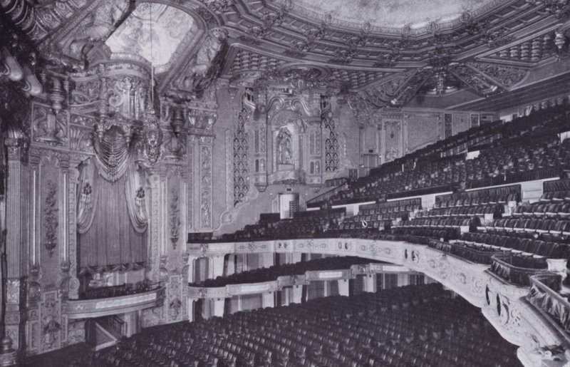 Chicago: Interieur, Oriental Theatre door American Photographer (after)