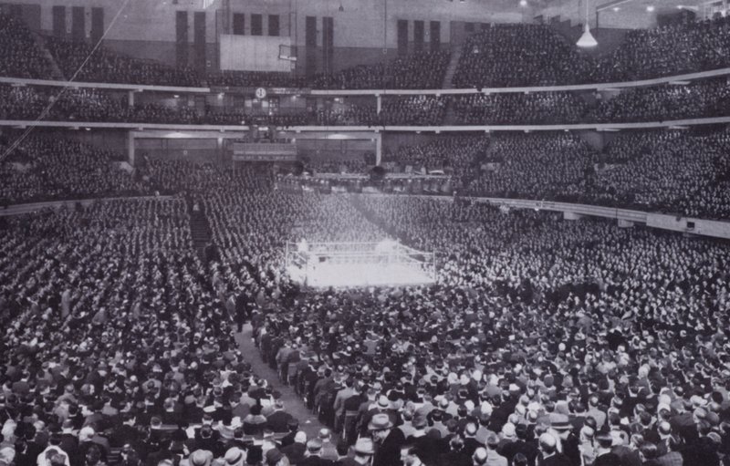 Chicago: Interieur van het Chicago Stadium tijdens een bokstentoonstelling door American Photographer (after)