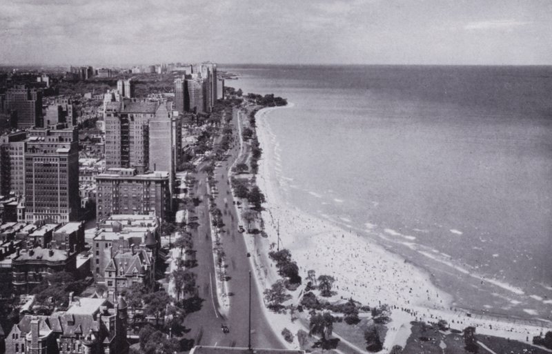 Chicago: Sheridan Road en Oak Street Beach, kijkend naar het noorden vanaf het Drake Hotel door American Photographer (after)