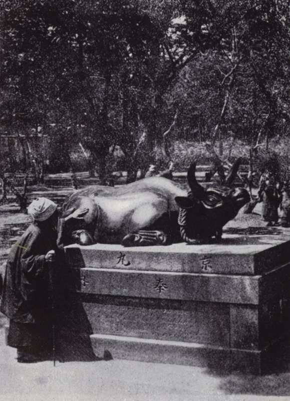 Vrome vrouw die een bronzen stier aait (zw/w foto) door American Photographer (after)