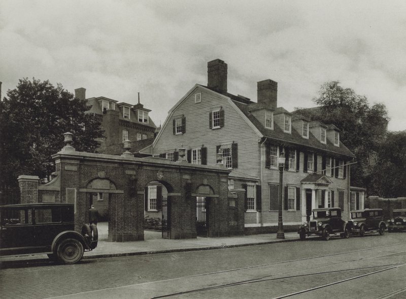 Harvard Universiteit: Class of 1857 Gate, Wadsworth House (zwart-wit foto) door American Photographer (after)