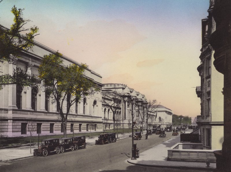 New York: Metropolitan Museum of Art, Fifth Avenue en East 80th Street door American Photographer (after)