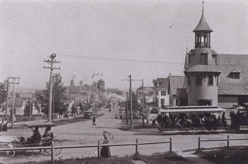 Old Orchard Beach, Maine: Old Orchard richting het strand (zwart-wit foto) door American Photographer (after)